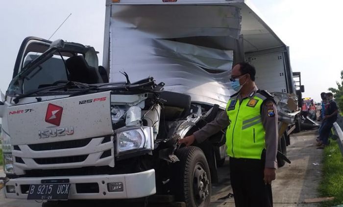 Tabrak Truk Tronton di Tol Jombang, Truk Box Ringsek Tabrak Truk Tronton di Tol Jombang, Truk Box Ringsek
