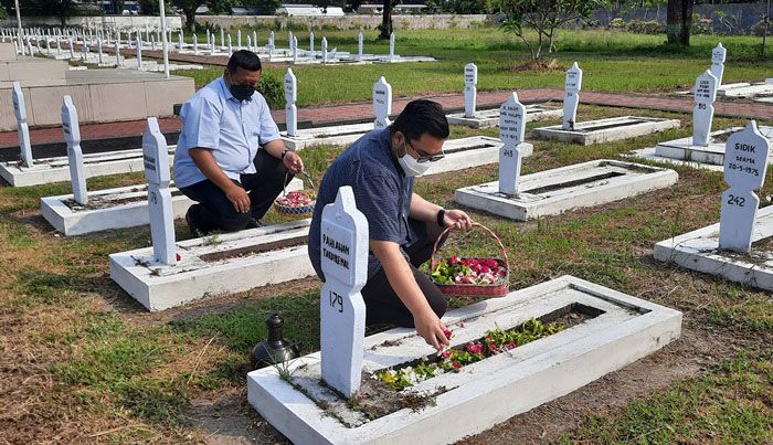Kenang Jasa Para Pahlawan, Dhito Ziarah ke TMP Canda Bhirawa Pare Kenang Jasa Para Pahlawan, Dhito Ziarah ke TMP Canda Bhirawa Pare