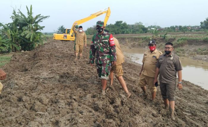 Air Kali Lamong Surut, DPUTR Gresik Lanjutkan Pengerukan