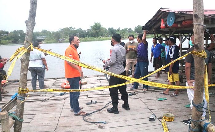 Sekeluarga Tercebur ke Sungai Brantas, 1 Orang Belum Ditemukan Sekeluarga Tercebur ke Sungai Brantas, 1 Orang Belum Ditemukan