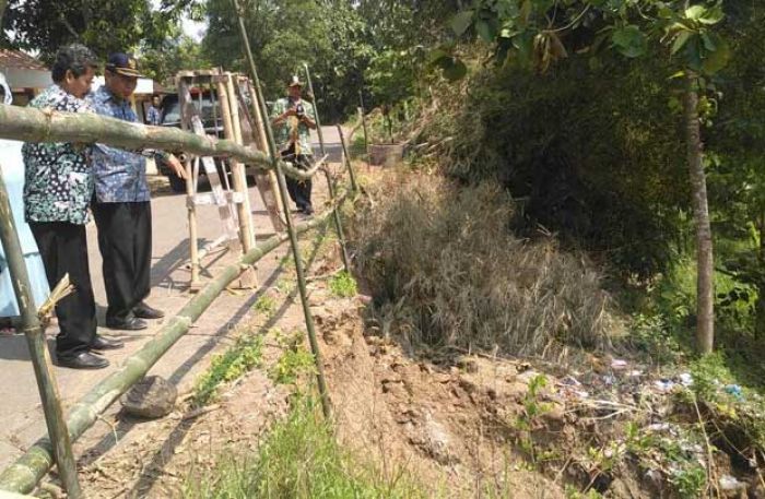 Tinjau Jalan Longsor di Desa Kaligede, Bupati Tuban Janji segera Ambil Tindakan