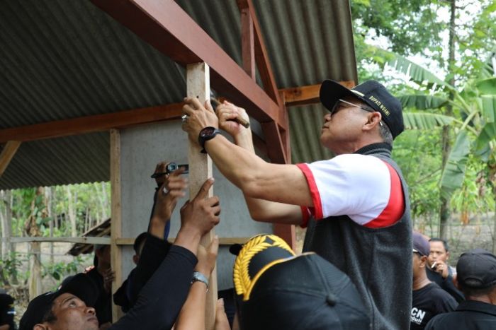 Bupati Ngawi Bedah Rumah Warga Bersama Komunitas ICN Peduli Bupati Ngawi Bedah Rumah Warga Bersama Komunitas ICN Peduli