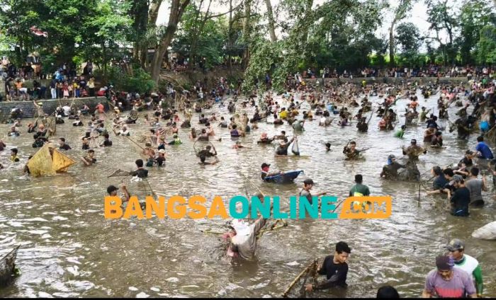 Ribuan Warga Tanjung Ikut Tradisi Gobyak Ikan di Sumber Gundi Kediri Ribuan Warga Tanjung Ikut Tradisi Gobyak Ikan di Sumber Gundi Kediri