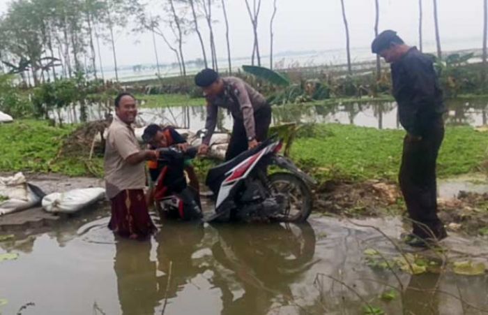 Tergerus Air Banjir, Jalan Poros Desa di Kanor Bojonegoro Putus dan Rusak Tergerus Air Banjir, Jalan Poros Desa di Kanor Bojonegoro Putus dan Rusak