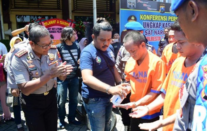 Ungkap Kasus Narkoba, Polresta Sidoarjo Ajak 76 Tersangka Cuci Tangan Cegah Corona Ungkap Kasus Narkoba, Polresta Sidoarjo Ajak 76 Tersangka Cuci Tangan Cegah Corona