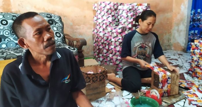 Bulan Haji, Omzet Perajin Kotak Hantaran Limbah Kardus di Jombang Meningkat