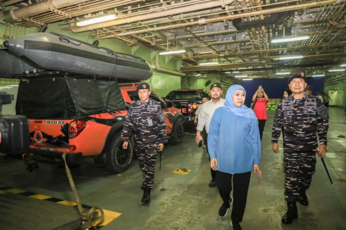 Harga Bapok di Bawean yang Melonjak,Gubernur Jatim Kirimkan Bantuan Logistik dengan KRI Surabaya 591 Harga Bapok di Bawean yang Melonjak,Gubernur Jatim Kirimkan Bantuan Logistik dengan KRI Surabaya 591