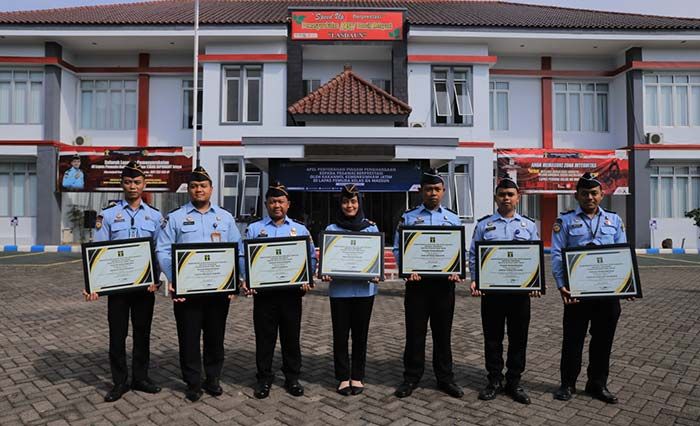 Gagalkan Penyelundupan Narkoba, Kakanwil Kemenkumham Jatim Beri Penghargaan untuk 8 Petugas Lapas Gagalkan Penyelundupan Narkoba, Kakanwil Kemenkumham Jatim Beri Penghargaan untuk 8 Petugas Lapas