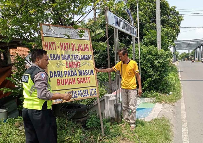 Jelang Nataru 2023, Polsek Jetis Kota Mojokerto Pasang Puluhan Banner Imbauan di Lokasi Black Spot Jelang Nataru 2023, Polsek Jetis Kota Mojokerto Pasang Puluhan Banner Imbauan di Lokasi Black Spot