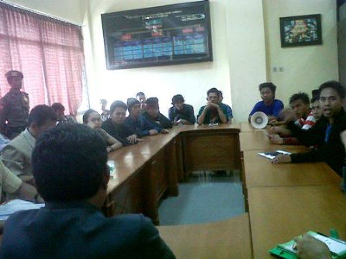 Belasan Mahasiswa Tuntut Pemkab Transparan Soal DBH Migas Belasan Mahasiswa Tuntut Pemkab Transparan Soal DBH Migas