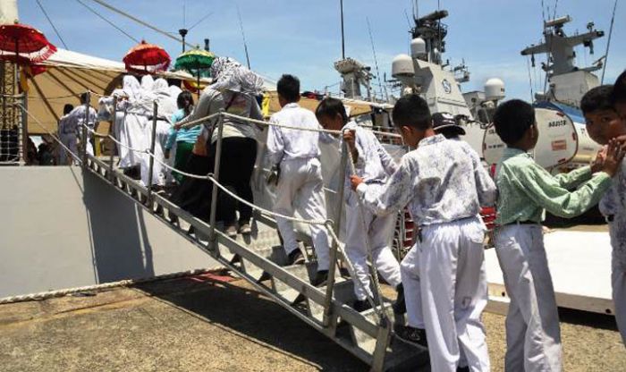 Sandar di Balikpapan, Dua Kapal Perang Indonesia Diserbu Pelajar