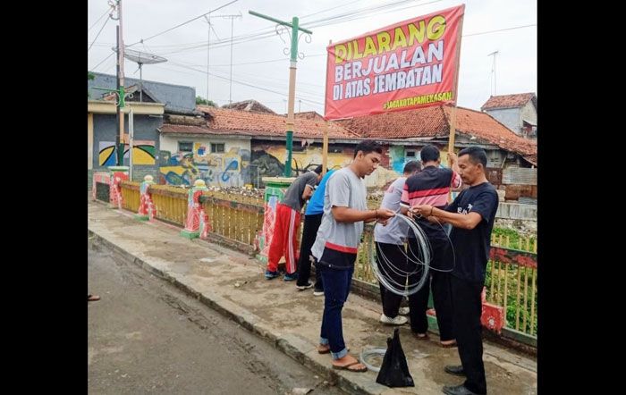 Timbulkan Tumpukan Sampah dan Bau, Warga Gladak Anyar Pamekasan Tolak Pasar Dadakan Timbulkan Tumpukan Sampah dan Bau, Warga Gladak Anyar Pamekasan Tolak Pasar Dadakan