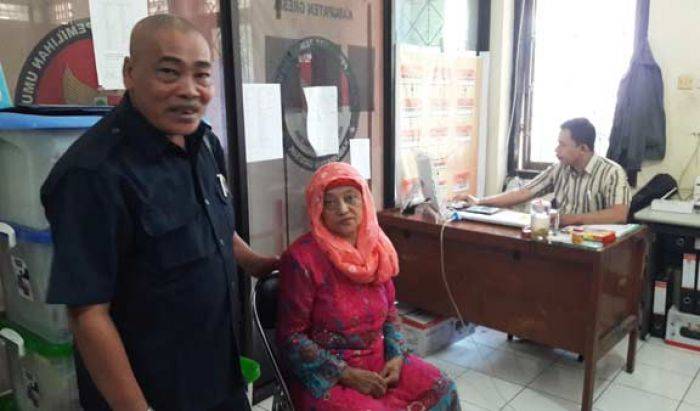 Relawan Berkah Tangkap Ketua KPPS Karangturi Saat Bagi-bagi Uang Relawan Berkah Tangkap Ketua KPPS Karangturi Saat Bagi-bagi Uang