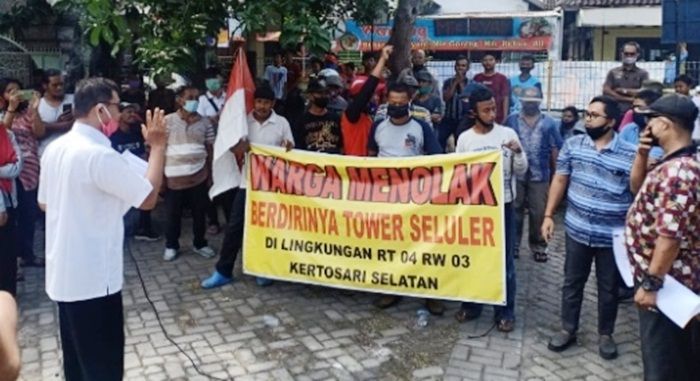 Tolak Berdirinya Tower Telekomunikasi, Puluhan Warga Kertosari Ponorogo Luruk Kantor Lurah Tolak Berdirinya Tower Telekomunikasi, Puluhan Warga Kertosari Ponorogo Luruk Kantor Lurah
