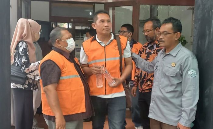 Polda Serahkan Tersangka Korupsi Pembangunan Gedung Kelurahan Ringin Anom ke Kejari Kota Kediri