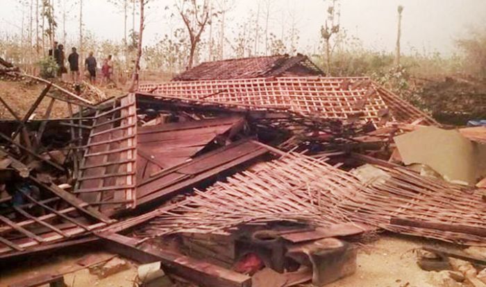 Puting Beliung Robohkan 9 Rumah di Ngawi, Petugas Kesulitan Berikan Bantuan Puting Beliung Robohkan 9 Rumah di Ngawi, Petugas Kesulitan Berikan Bantuan