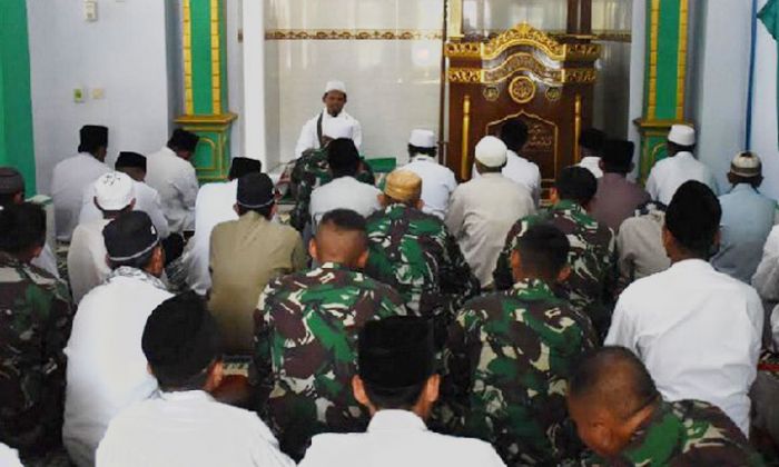 Satgas TMMD Kodim 0818 Beri Motivasi Warga agar Senang Salat Berjamaah Satgas TMMD Kodim 0818 Beri Motivasi Warga agar Senang Salat Berjamaah