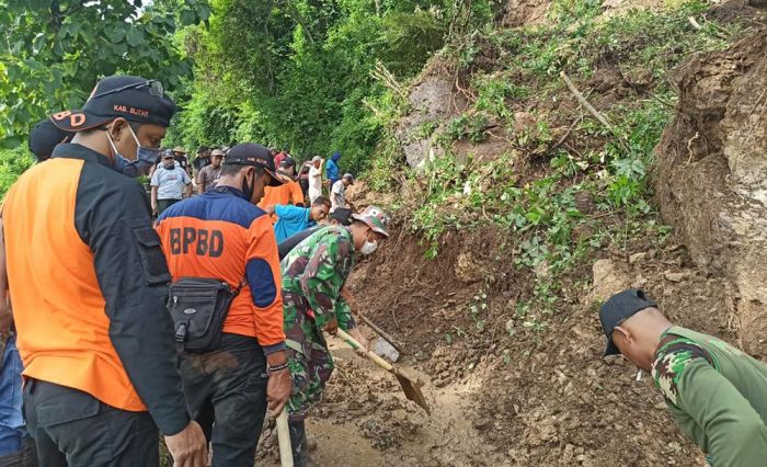 Tebing 25 Meter di Blitar Longsor, Tutup Akses Jalan Antar Kecamatan Tebing 25 Meter di Blitar Longsor, Tutup Akses Jalan Antar Kecamatan