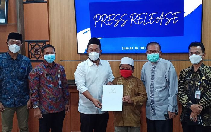 Gus Yani Berikan Beasiswa Hingga S1 Untuk Fahrur Rozi, Bocah yang Ditinggal Mati Kedua Orang Tuanya Gus Yani Berikan Beasiswa Hingga S1 Untuk Fahrur Rozi, Bocah yang Ditinggal Mati Kedua Orang Tuanya