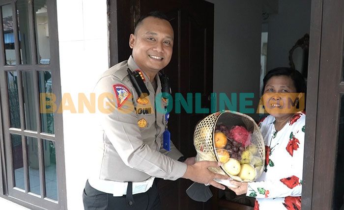 Peringati Hari Lantas ke-67, Kasatlantas Polres Gresik Bagi Bingkisan ke Rumah Purnawirawan Peringati Hari Lantas ke-67, Kasatlantas Polres Gresik Bagi Bingkisan ke Rumah Purnawirawan