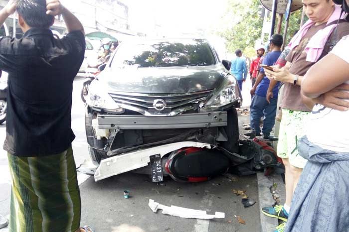Lagi Hamil 8 Bulan, Ibu Muda di Sidoarjo Tabrak 7 Motor Parkir Lagi Hamil 8 Bulan, Ibu Muda di Sidoarjo Tabrak 7 Motor Parkir