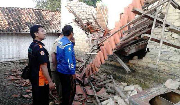 Disapu Puting Beliung, Rumah di Guluk-guluk Sumenep Roboh Disapu Puting Beliung, Rumah di Guluk-guluk Sumenep Roboh