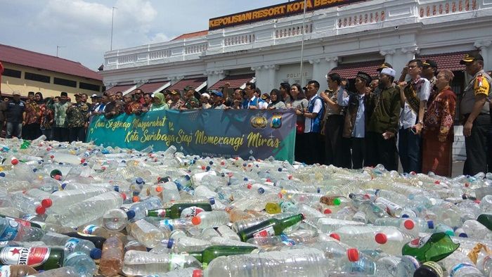 Polrestabes Surabaya Musnahkan Puluhan Ribu Miras Ilegal Polrestabes Surabaya Musnahkan Puluhan Ribu Miras Ilegal