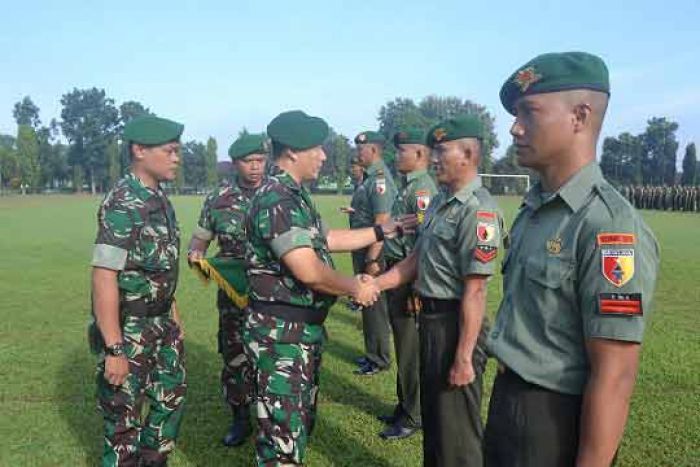 Danrem 081/DSJ Pimpin Upacara Kenaikan Pangkat 32 Personel Danrem 081/DSJ Pimpin Upacara Kenaikan Pangkat 32 Personel
