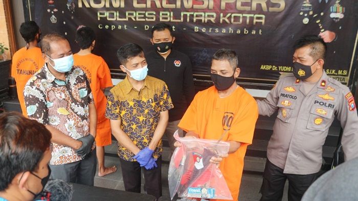 Tertipu Dukun Palsu Belasan Juta, Warga Blitar Dijanjikan Batu Berlian Ternyata Cuma Batu Apung Tertipu Dukun Palsu Belasan Juta, Warga Blitar Dijanjikan Batu Berlian Ternyata Cuma Batu Apung