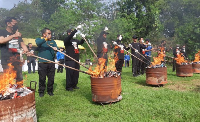 Bea Cukai Blitar Musnahkan Rokok Ilegal Senilai Rp1,6 Miliar Bea Cukai Blitar Musnahkan Rokok Ilegal Senilai Rp1,6 Miliar