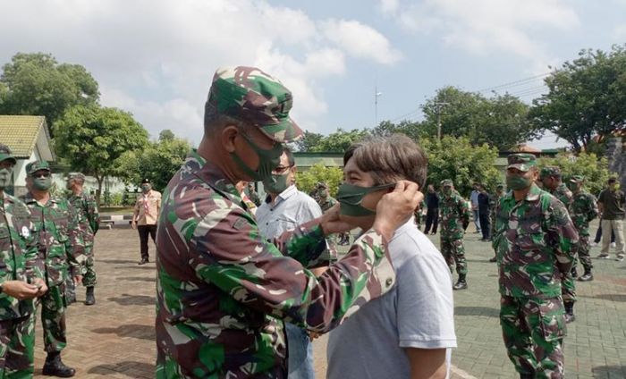 Siaga Pandemi Covid-19, Kodim 0811 Tuban Bagikan Ribuan Masker ke Pedagang dan Nelayan