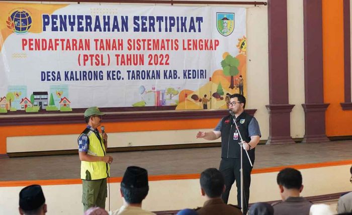 Serahkan Sertifikat PTSL, Mas Dhito: Jangan Sampai Jatuh ke Rentenir Serahkan Sertifikat PTSL, Mas Dhito: Jangan Sampai Jatuh ke Rentenir