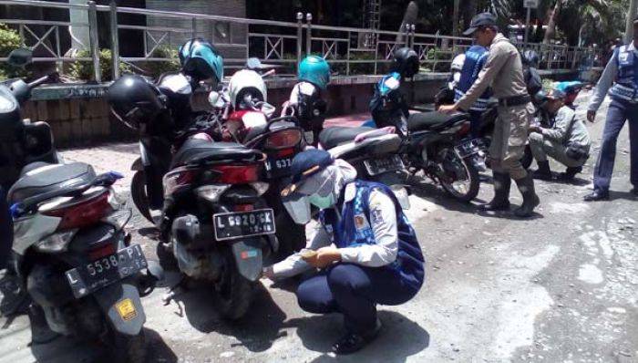 Dishub Surabaya Gelar Operasi Gabungan, Kendaraan Parkir Sembarangan Digembosi Dishub Surabaya Gelar Operasi Gabungan, Kendaraan Parkir Sembarangan Digembosi