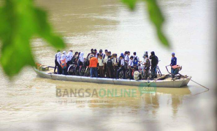 Membahayakan, Perahu Penyeberangan Angkut Puluhan Penumpang Membahayakan, Perahu Penyeberangan Angkut Puluhan Penumpang