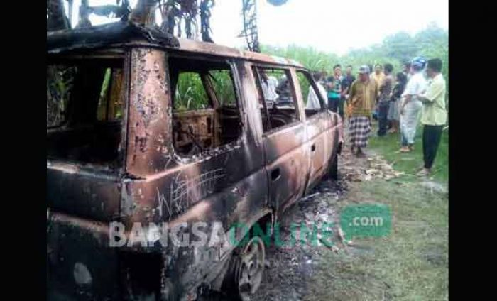 Warga Curahmalang Jombang Bakar Mobil Diduga Milik Komplotan Pencuri Sapi Warga Curahmalang Jombang Bakar Mobil Diduga Milik Komplotan Pencuri Sapi