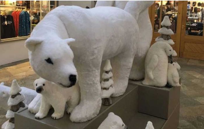 ​​Sambut Natal, Mall Pasang Patung Beruang Kutub Lagi Ngeseks