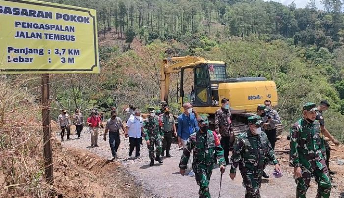 TMMD Ke-112 Kodim Kediri, Tingkatkan Ekonomi Warga Kalipang, Keraskan Jalan Desa TMMD Ke-112 Kodim Kediri, Tingkatkan Ekonomi Warga Kalipang, Keraskan Jalan Desa
