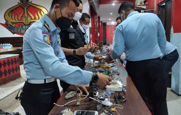 Geledah Lapas Kelas II A Sidoarjo, Petugas Gabungan Temukan Sejumlah Handphone dan Pisau Rakitan Geledah Lapas Kelas II A Sidoarjo, Petugas Gabungan Temukan Sejumlah Handphone dan Pisau Rakitan