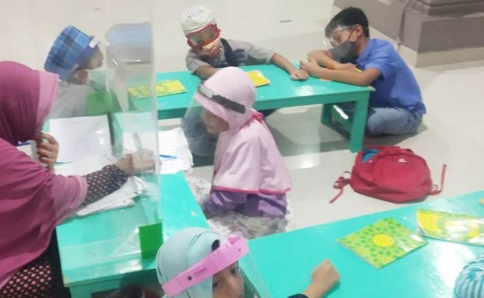 Tetap Mengaji, Anak-anak Perum Demangan Residen Terapkan Protokol Kesehatan