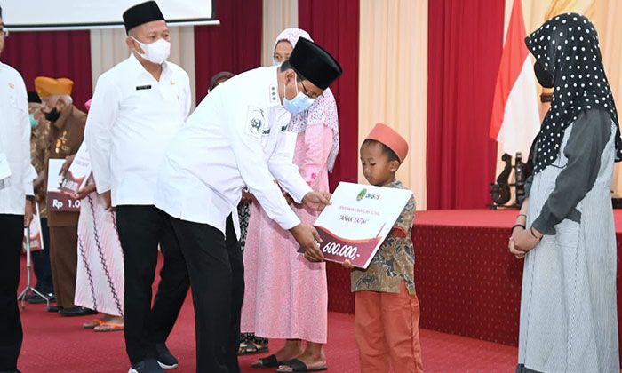 Gus Ipul Beri Bantuan untuk Warga Kurang Mampu dari Beragam Kelompok Gus Ipul Beri Bantuan untuk Warga Kurang Mampu dari Beragam Kelompok