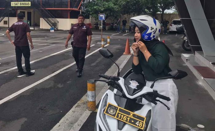 Diberi Latihan Petugas Satpas, Pelajar SMA ini Akhirnya Lulus Ujian Praktik SIM di Polres Blitar Diberi Latihan Petugas Satpas, Pelajar SMA ini Akhirnya Lulus Ujian Praktik SIM di Polres Blitar