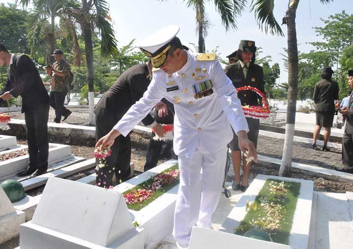 Penghormatan Kepada Pahlawan, Kasarmatim Ziarah di TMP Sepuluh November