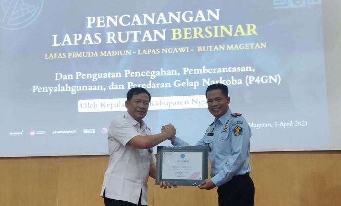 Lapas Ngawi Terima Sertifikat Lapas Bersinar