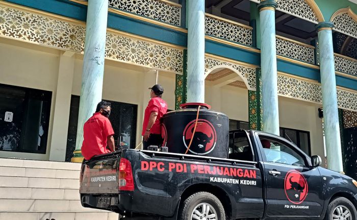 PDI Perjuangan Kecamatan Pagu Semprot Disinfektan Fasilitas Umum