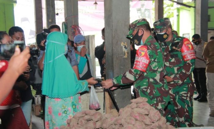 Danrem 082/CPYJ Sidak Prokes di Pasar Ikan Lamongan, Ini Pesannya