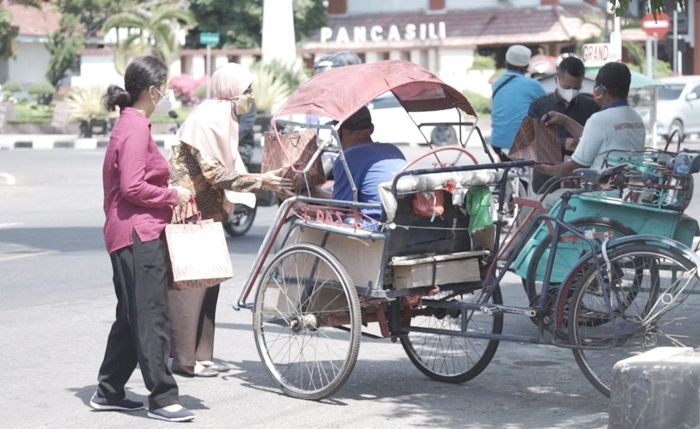 Gandeng PWI dan IJTI, Bagian Protokol dan Kominikasi Pimpinan Pemkot Kediri Bagikan 100 Makanan