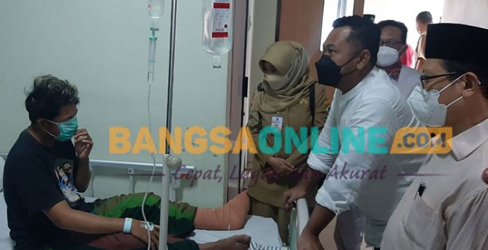 Beri Dukungan Moral Kepada Korban Tragedi Kanjuruhan, Bupati Gresik Jenguk Warganya di RSI Malang Beri Dukungan Moral Kepada Korban Tragedi Kanjuruhan, Bupati Gresik Jenguk Warganya di RSI Malang