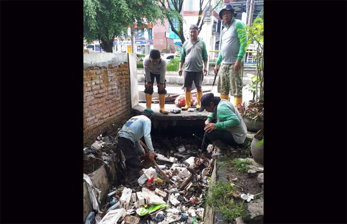 Cegah Banjir di Musim Hujan, DPUPR Kota Malang Terjunkan Tim URC Bersihkan Drainase