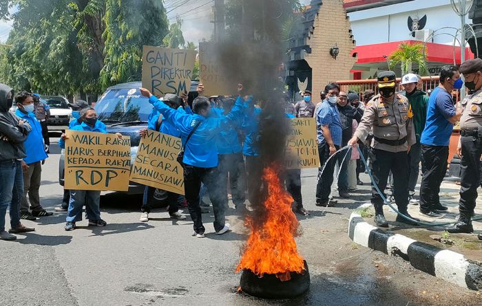 Buntut Penyampaian Hak Jawab RS Muhammadiyah Kota Kediri, Puluhan Aktivis Geruduk Kantor Dewan Buntut Penyampaian Hak Jawab RS Muhammadiyah Kota Kediri, Puluhan Aktivis Geruduk Kantor Dewan
