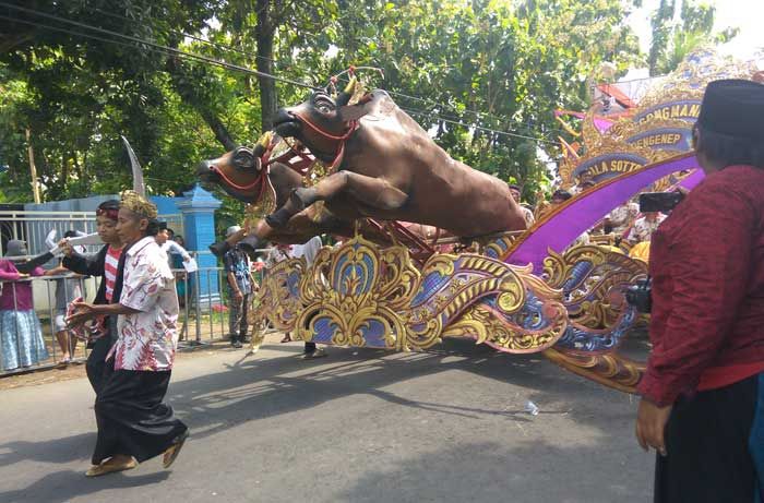 Tunjukkan Keragaman, Ribuan Santri di Kediri Ikuti Parade Budaya